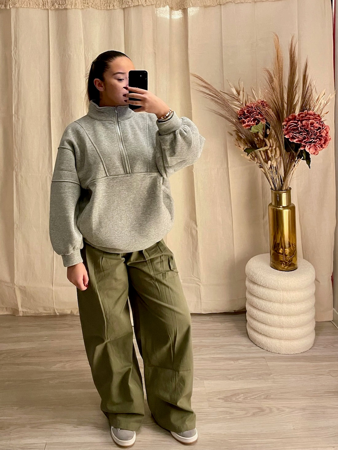 Sweat-shirt molletonné gris clair avec col zippé