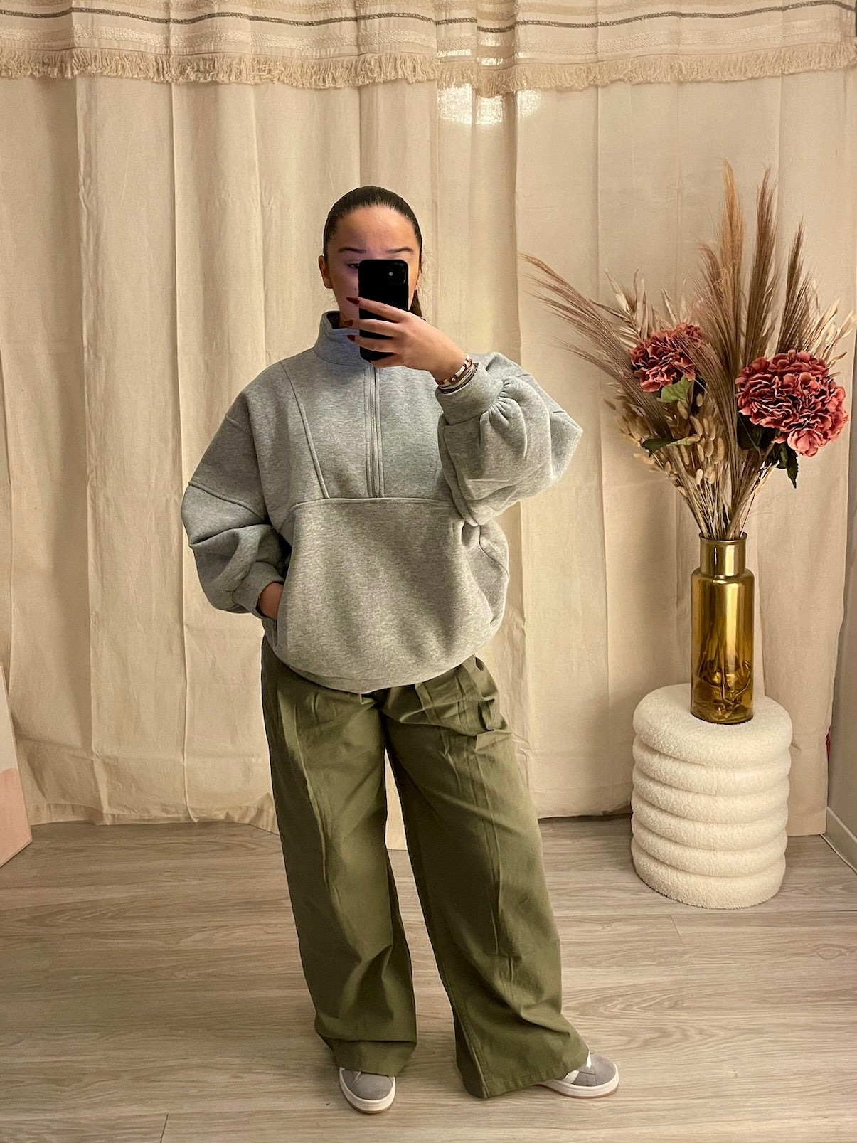 Sweat-shirt molletonné gris clair avec col zippé