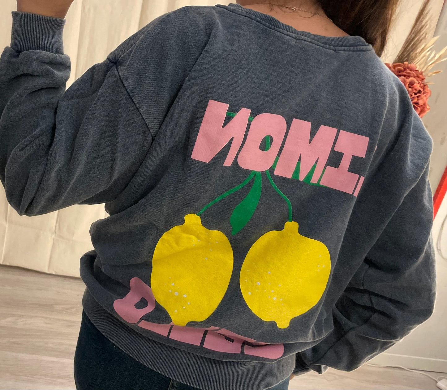 Sweat-shirt gris avec motif citrons